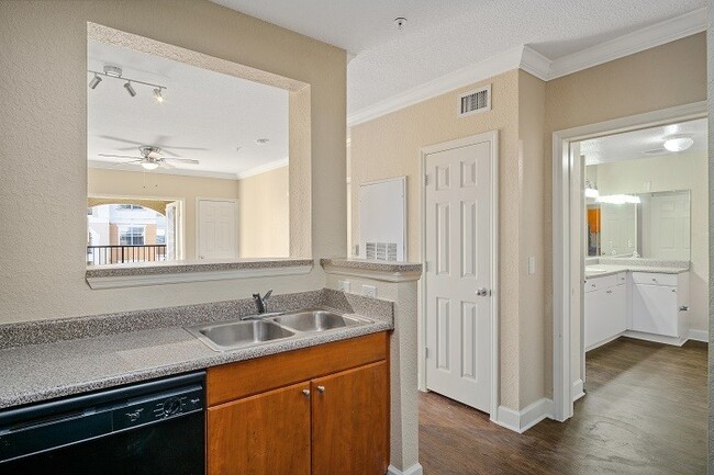 Building Photo - Renovated 1 Bedroom 1 Bathroom Condo with ...