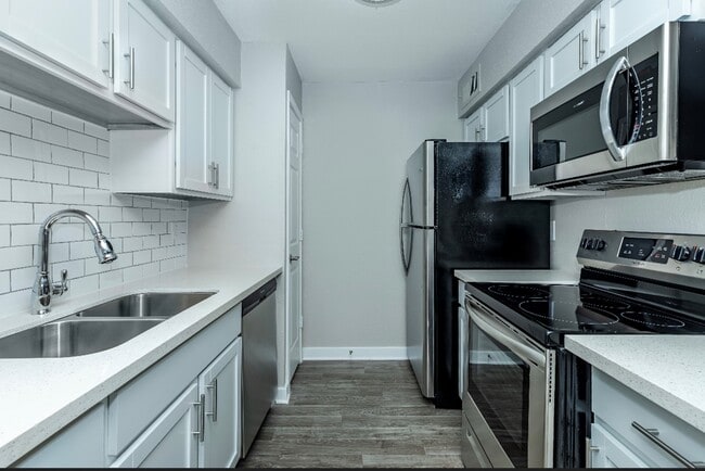 Trendy Chef's Kitchen - Cali Crossing Apartments