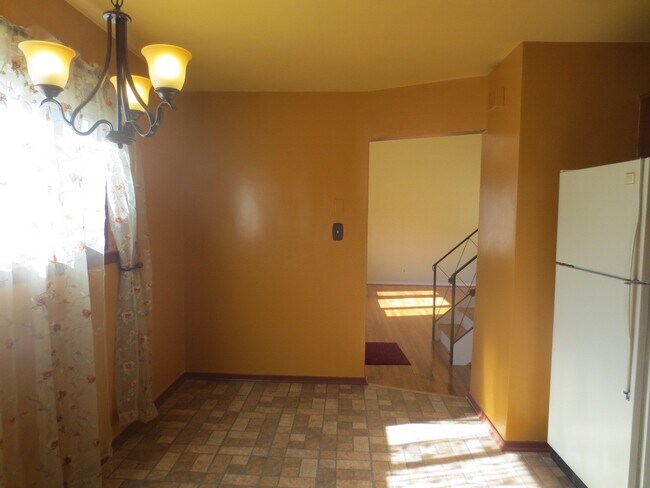 Building Photo - 4 BR, 2 BA, 1 Car Gar VB Near Golf Course ...