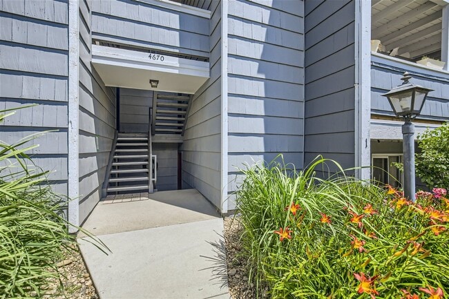 Building Photo - Updated 2 Bed 2 Bath Hunter Creek Condo W/Community Pool