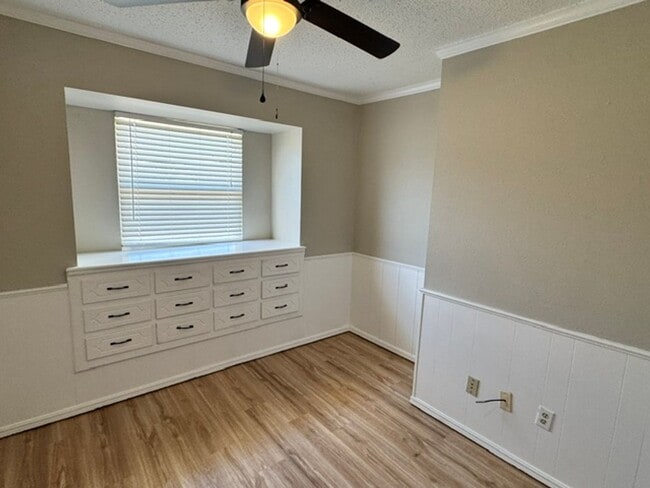 Building Photo - 2204 Edgewood Dr