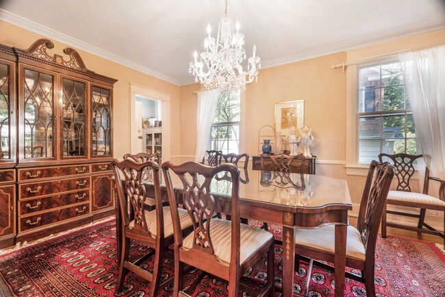 Foto del edificio - 6814 Meadow Ln