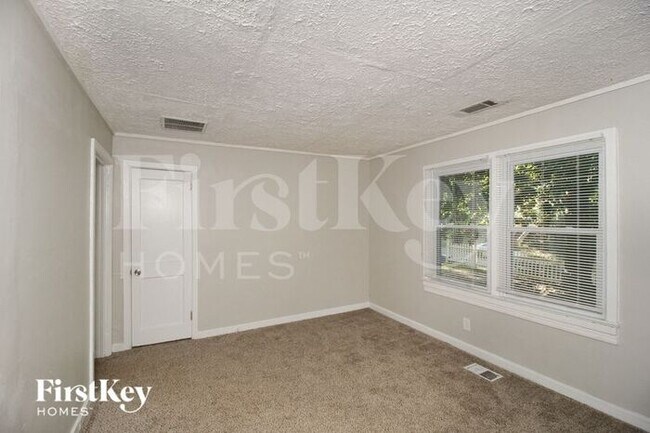 Building Photo - 1800 Oakmont Drive