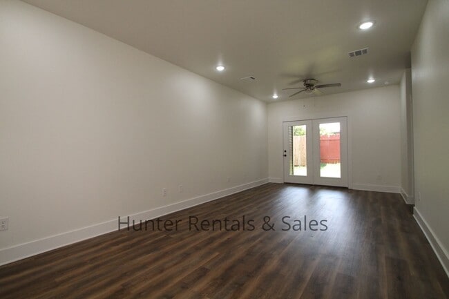 Building Photo - 2 Weeks Free!!!  Upscale Three-bedroom Tow...