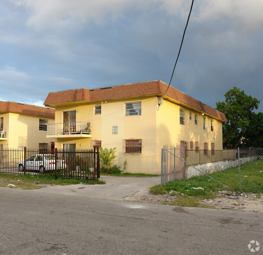 Primary Photo - 125-131 NE 56th St