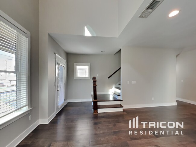 Building Photo - 1230 Hillwood Private Cove