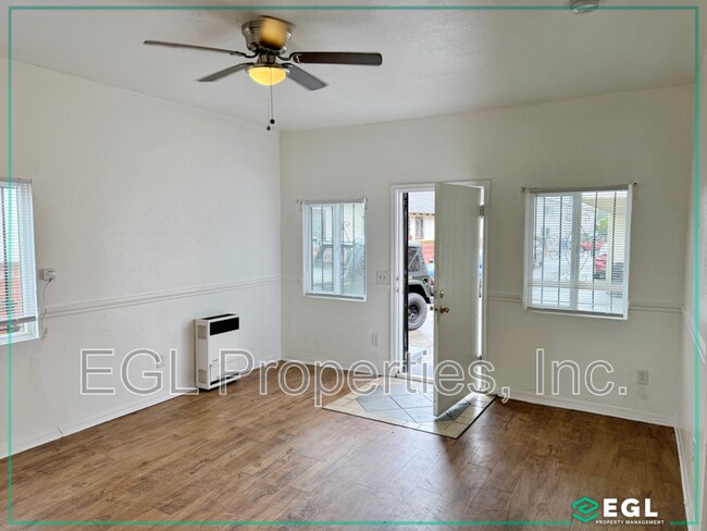 Building Photo - 705 W 47th St