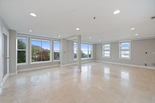 Building Photo - 3075 Kennedy Dr