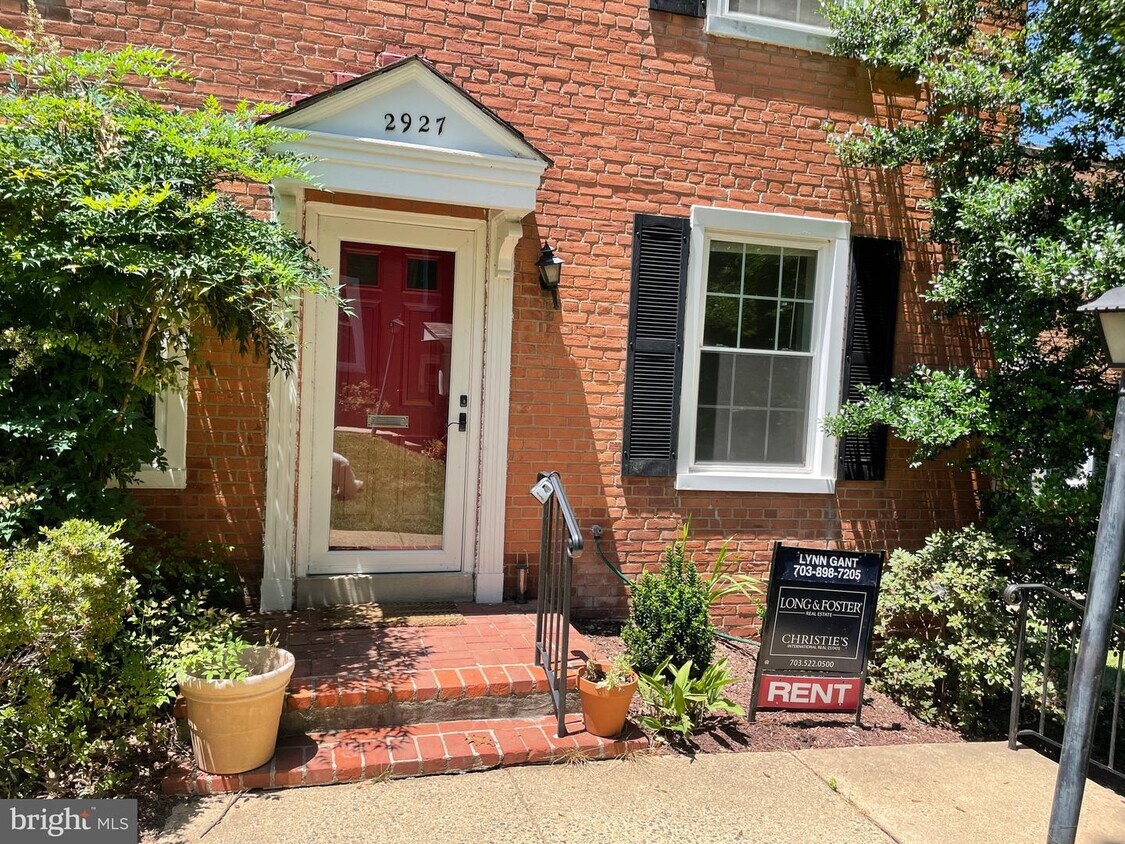 2927 S Dinwiddie St, Arlington, VA 22206 Townhome Rentals in