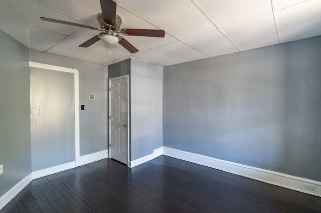 Building Photo - Newly renovated 2 bedroom 1st Fl Unit