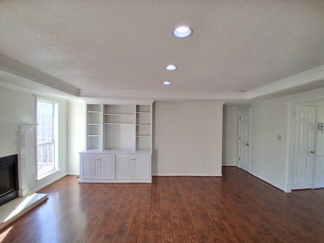 Building Photo - 885 Bit Ct