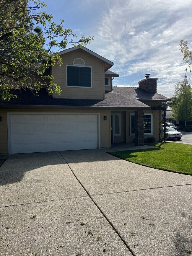 Building Photo - South Davis Four Bedroom Home