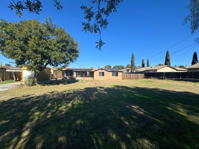 Building Photo - 3 Bedroom Home