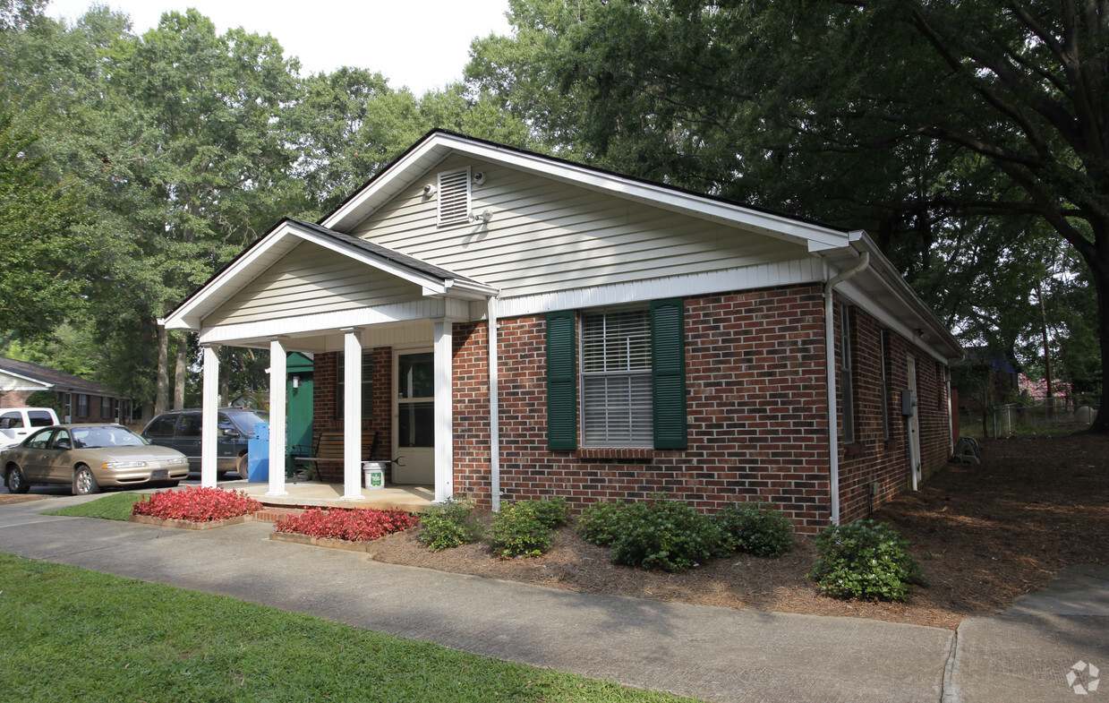 Building Photo - White Oak