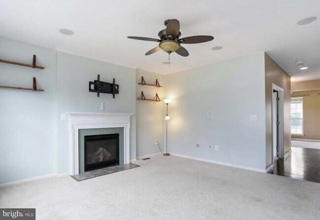 Foto del edificio - 320 Hopkins Dr