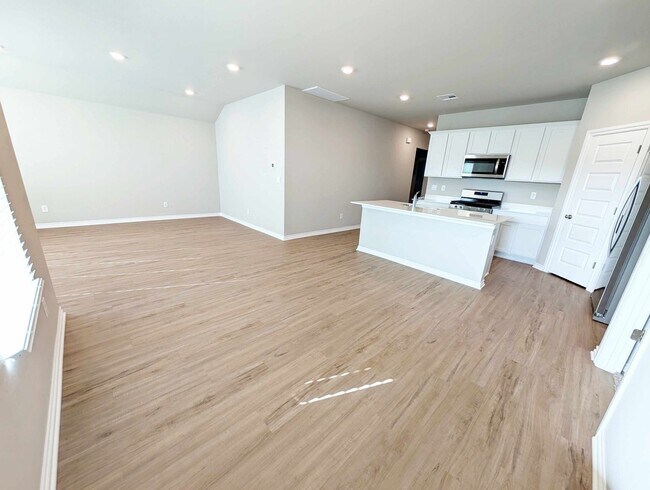 Building Photo - Newer 3/2 in Mustang Schools