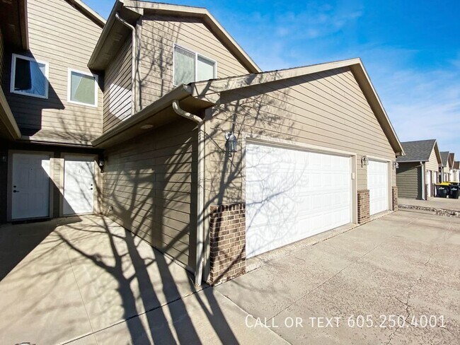 Building Photo - 3 Bedroom 2 Bathroom Townhome w/ a Double ...