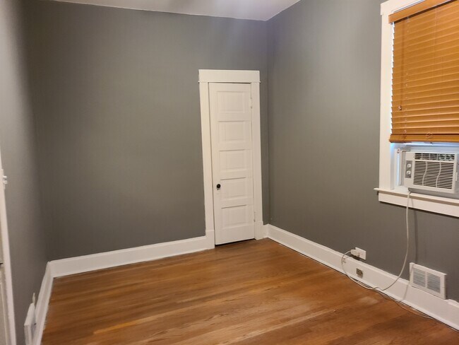 Building Photo - 3720 N Hermitage Ave