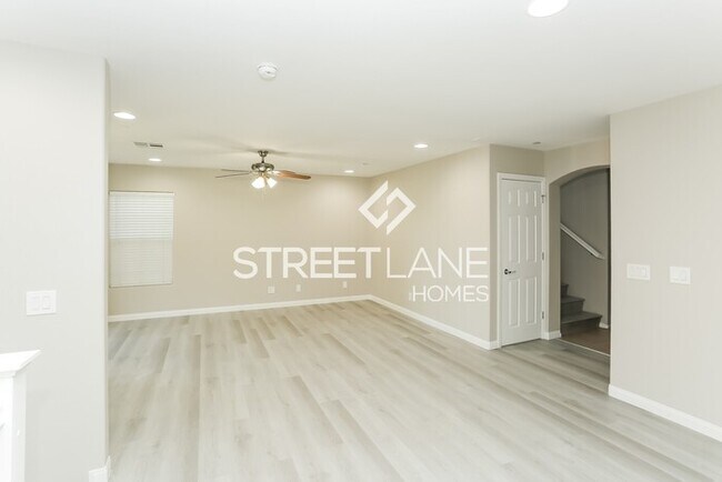 Foto del edificio - REDUCED! Tri-Level 4 Bedroom Ready to Call...