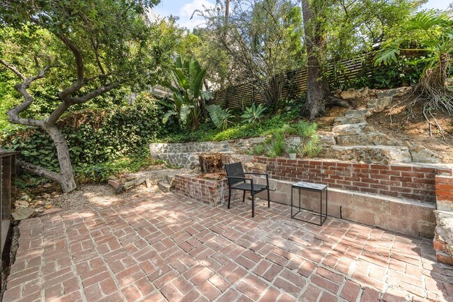 Foto del edificio - Hollywood Hills Treehouse: Mid-Century Cha...