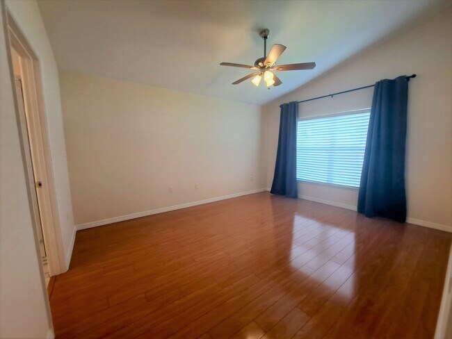 Foto del edificio - Spacious 3-Bedroom Home with Bonus Room in...