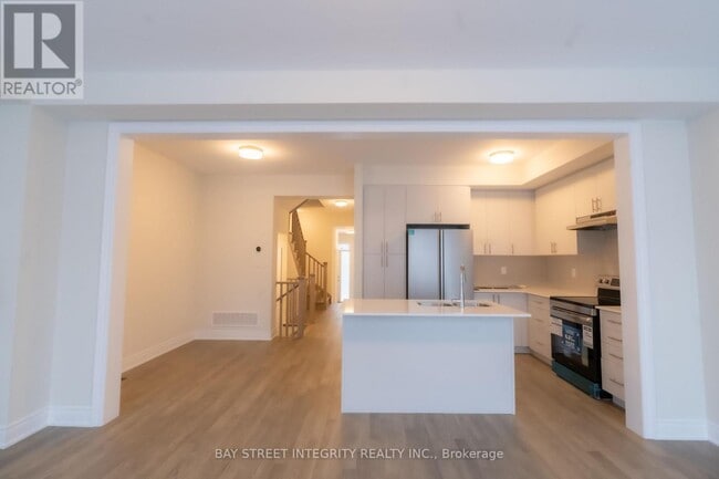 Photo du bâtiment - 2184 Postmaster Dr