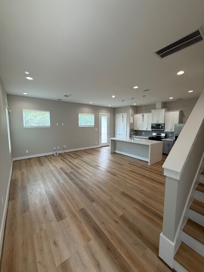 Foto del edificio - 8111 Esther Acres Ln