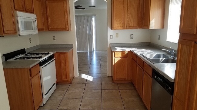 Building Photo - 3 bedroom 2 bath home in Parque Verde
