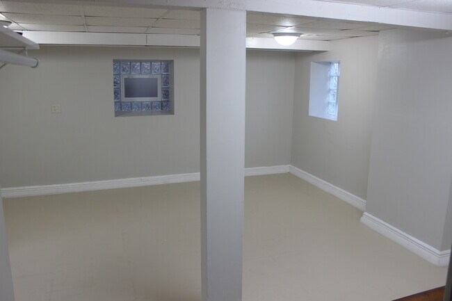 Building Photo - 4928 W 24th Plz