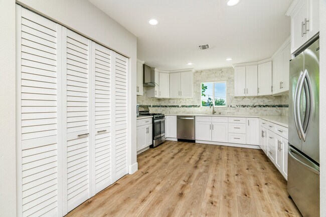 Building Photo - 6714 Amigo Ave