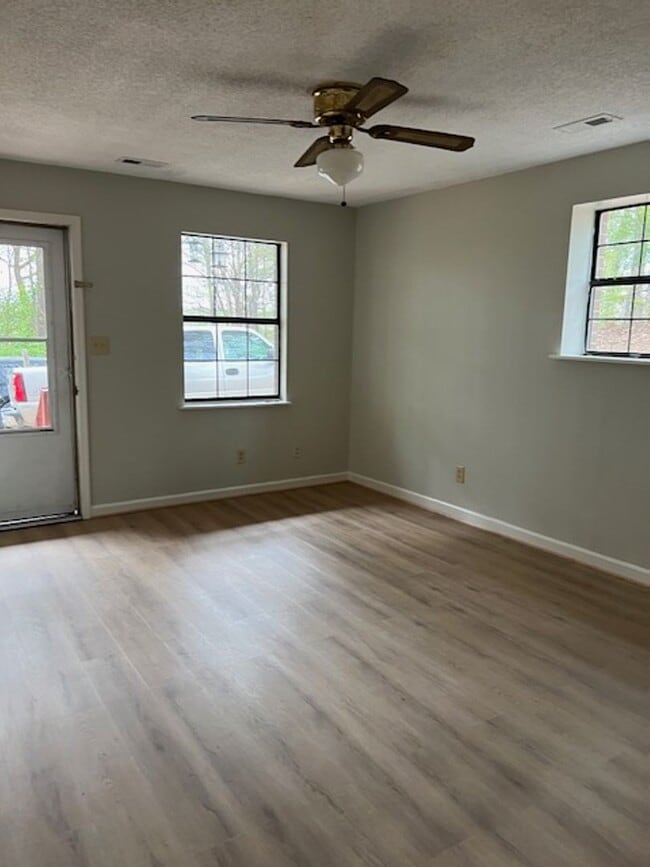 Building Photo - NEWLY REMODELED APARTMENT