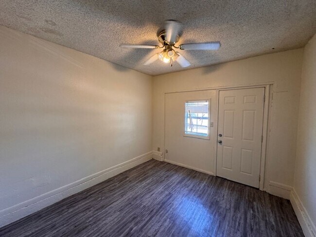 Foto del edificio - 2 bed 2 bed garage conversion with flex space, close to I-44 and I-240 ready for move in! Pets co...