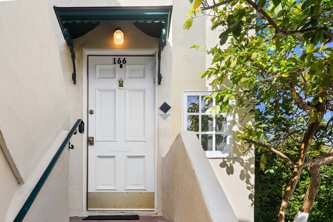 Foto del edificio - 166 N Arnaz Dr