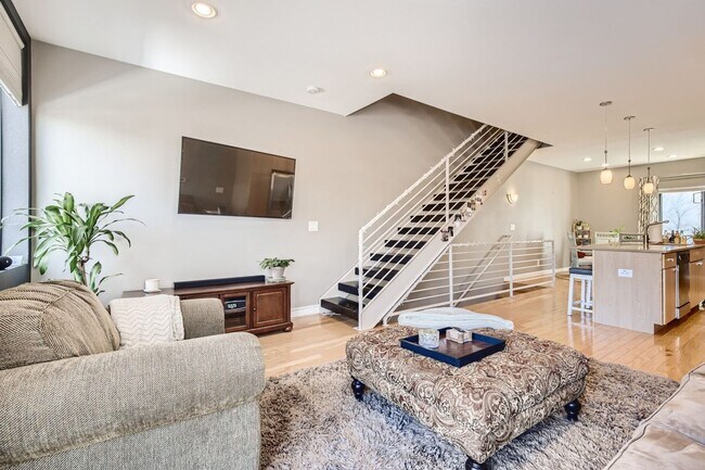 Building Photo - Breathtaking 2 bed, 3 bath Curtis Park Tow...