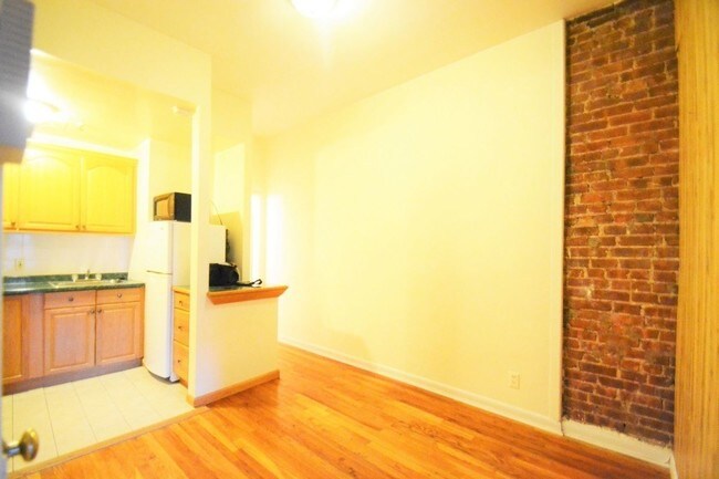 Foto del edificio - 329 E 52nd St