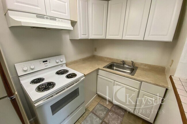Building Photo - Nicely remodeled lower-level unit