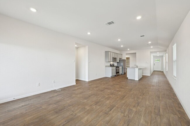 Building Photo - 528 Evergreen Sumac Lp