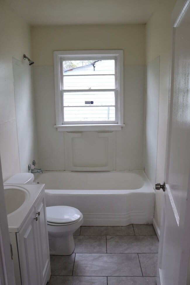 Foto del edificio - 1303 Burchett St