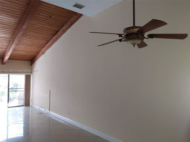 Building Photo - 2675 Parkview Dr S