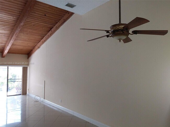 Foto del edificio - 2675 Parkview Dr S