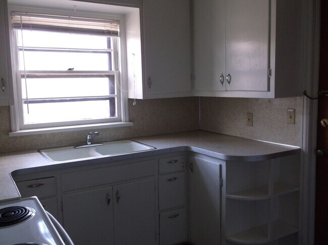 Foto del edificio - 2 BEDROOM, 1 BATHROOM, DUPLEX WITH ALL UTI...