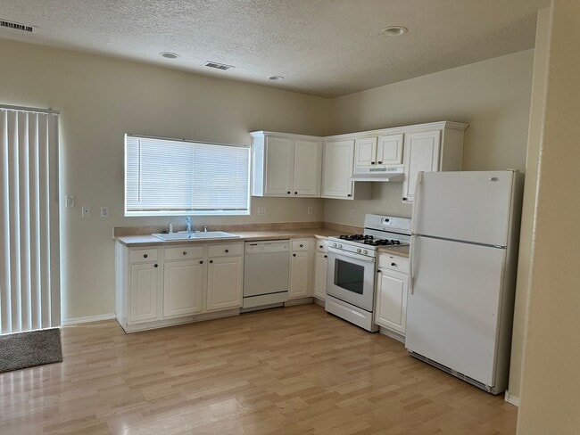 Building Photo - Beautiful Home in Gated Community w/pool