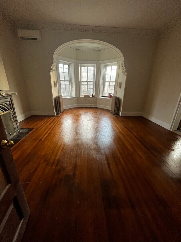 Livingroom - 225 W Tulpehocken St