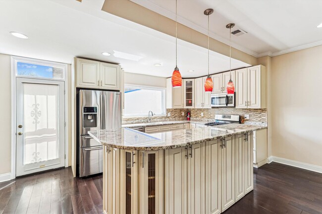 Building Photo - Charming and very Spacious 3 BR/3.5 BTH in...