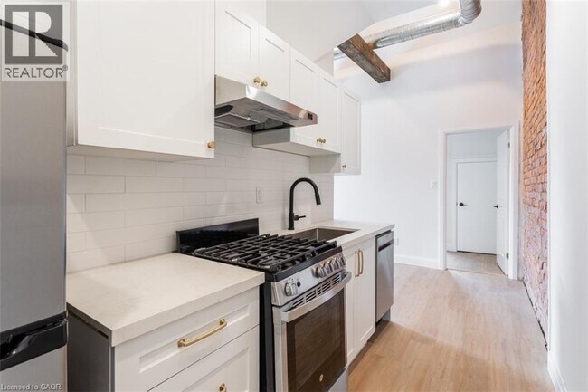 Building Photo - 113 Catharine St N