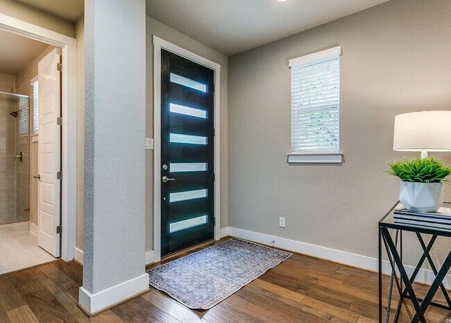 Foto del edificio - Townhome For Rent Half off deposit for OCT...