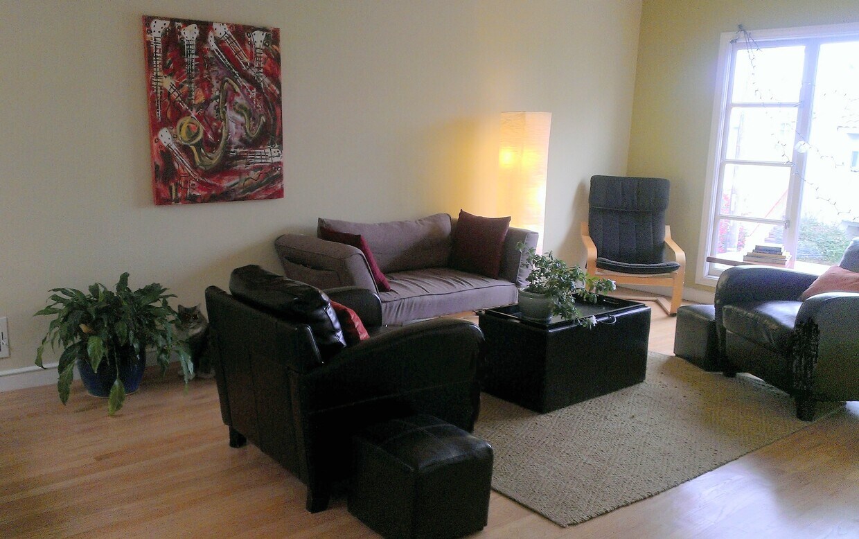 living area - 715 Grafton Ave