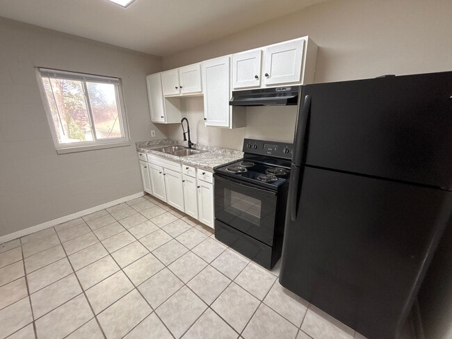 Building Photo - 2150 Saxon St