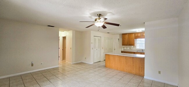 Foto del edificio - 1425 Thousand Roses Dr S