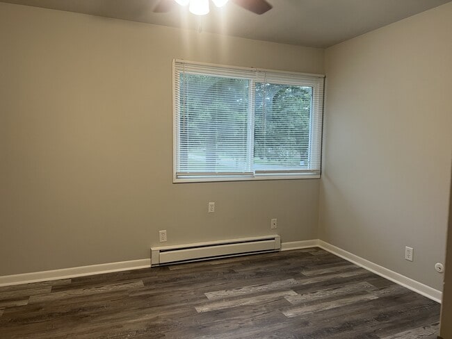 Building Photo - 1694 Molitor Rd